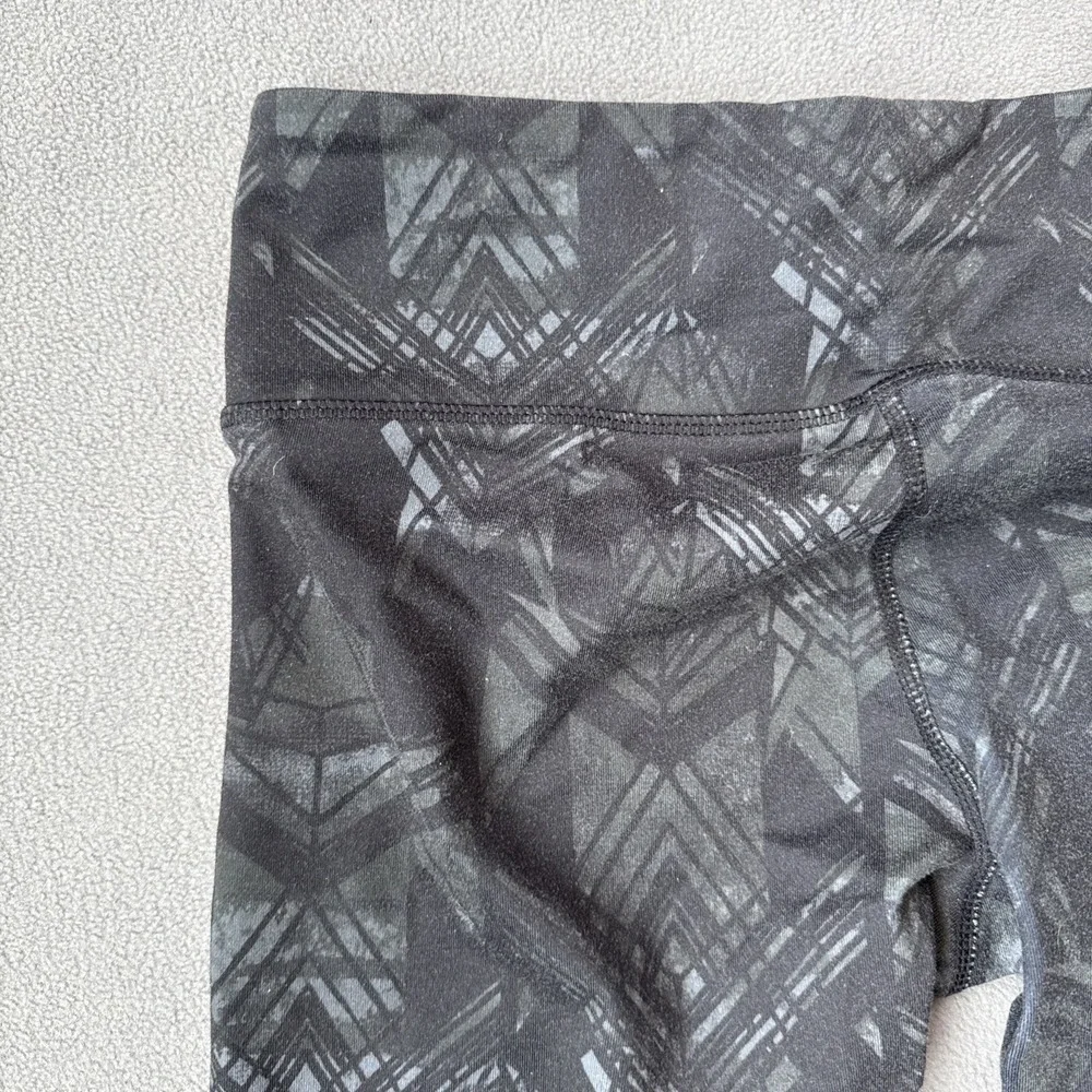 ALO Leggings Womens Small Black Green Geometric Cropped Capri Stretch Yoga Sport